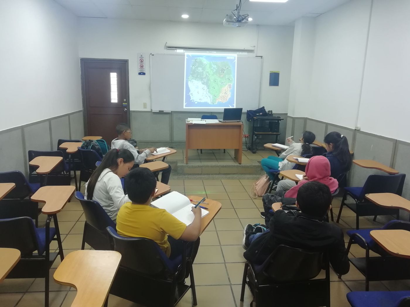 Clase en salón, parte de la trayectoria de Explora Lab