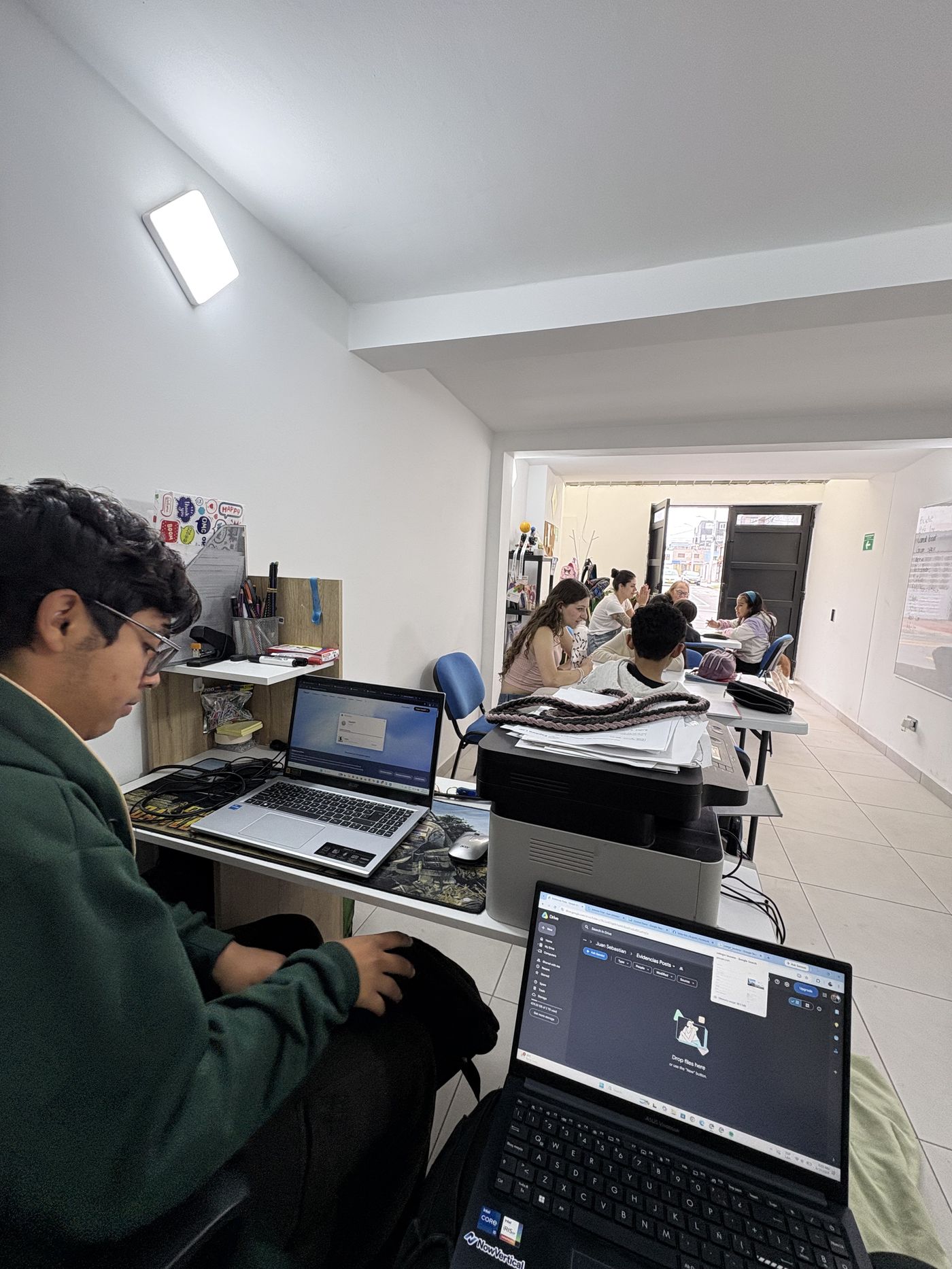 Estudiante trabajando en computador durante una sesión