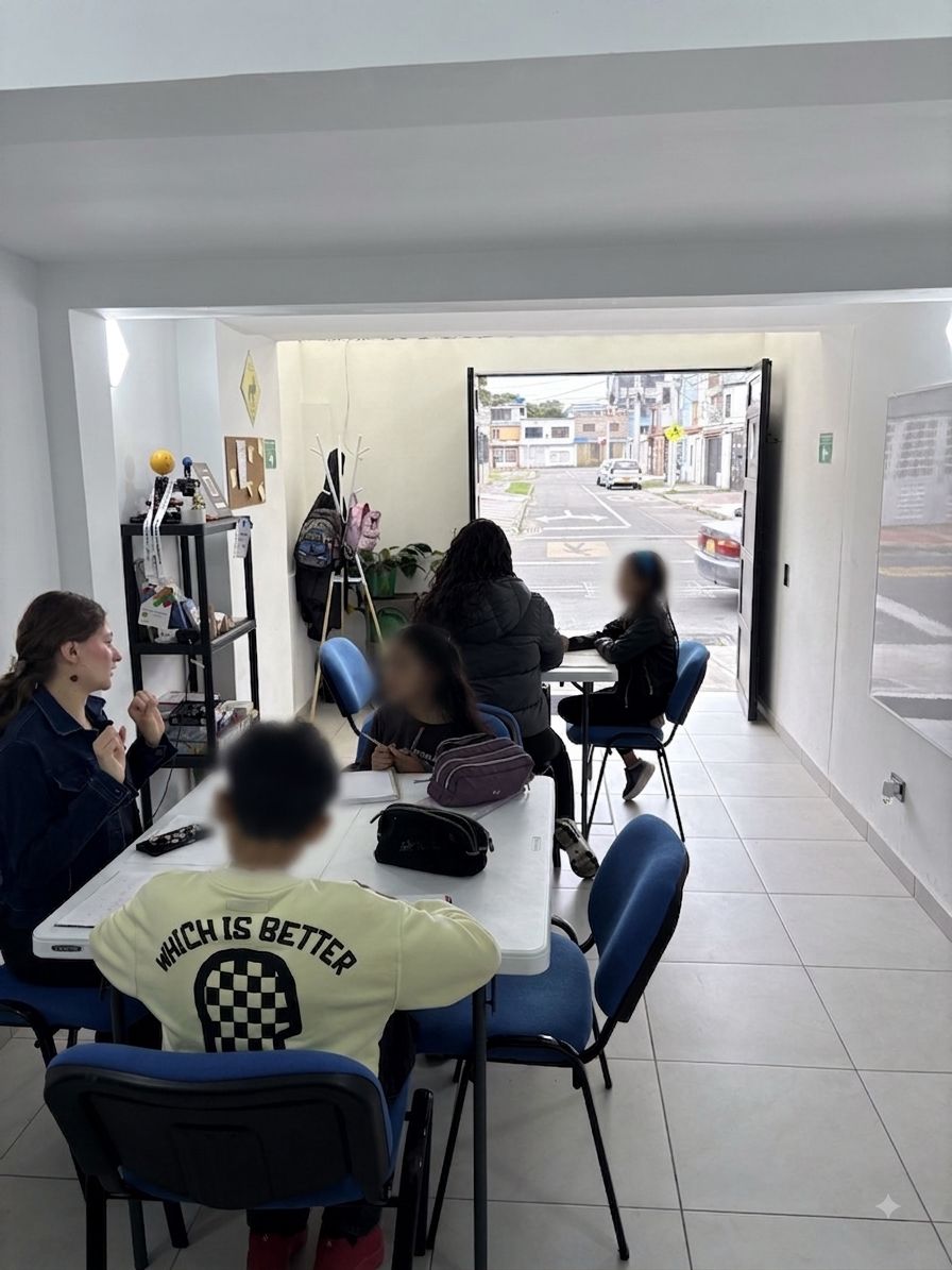 Grupo de estudiantes en sesión junto a la ventana