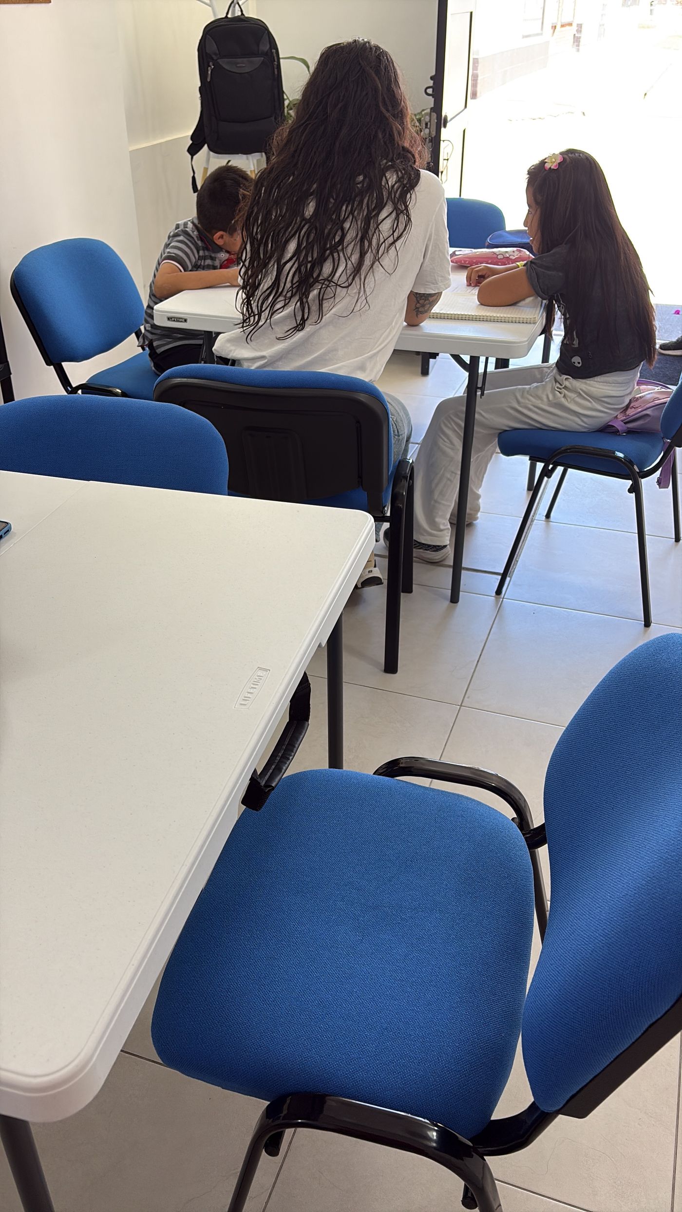 Tutoría en grupo con niños en la sede de Explora Lab